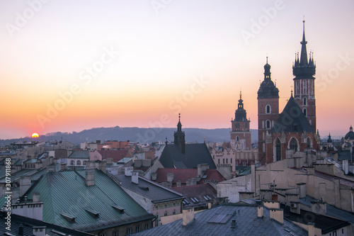 Zachód słońca nad starym miastem w Krakowie, Bazylika Mariacka, Ratusz, Sukiennice, Polska