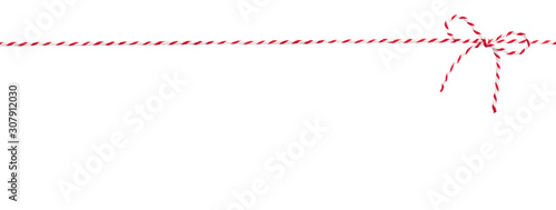 rot-weiß gestreifte Kordel mit Schleife vor weißem Hintergrund