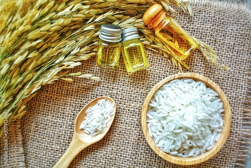 Foto Rice bran oil capsules containing gamma oryzanol, concentrated 6 times more antioxidant than vitamin E, adjust the skin to look younger