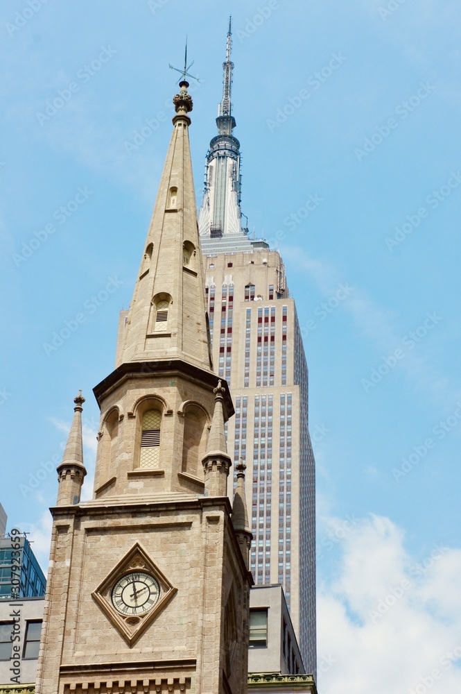 Obraz premium Two towers in parallel, NYC view