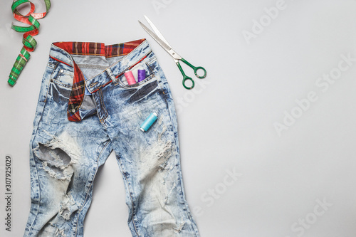 Quadro em tela Old raped jeans with and sewing tools top view