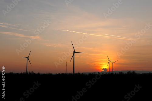 Windräder im Sonnenuntergang