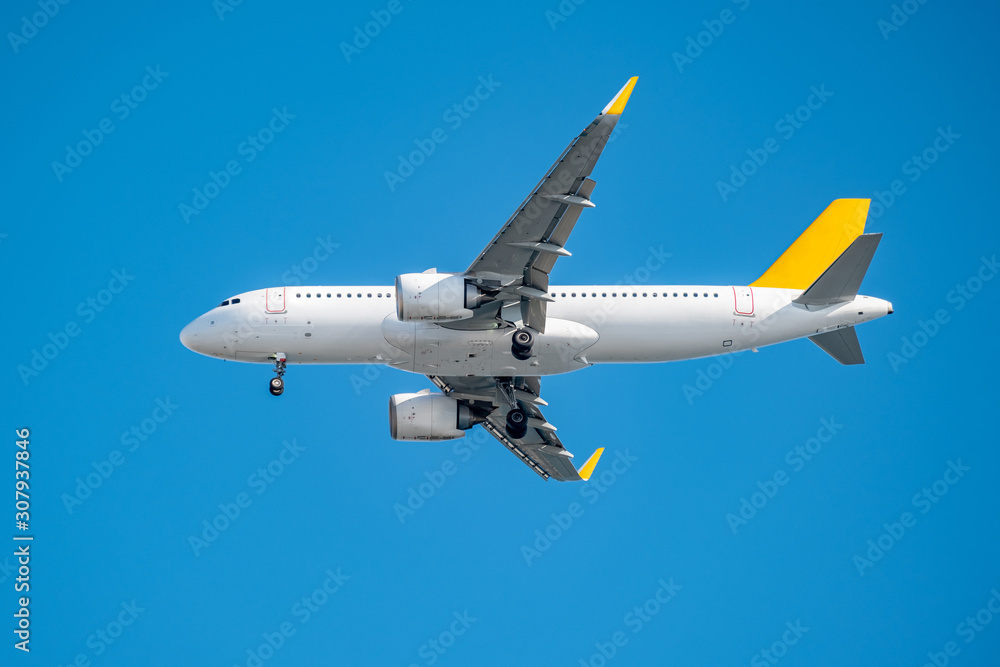 Obraz premium Commercial airplane flying