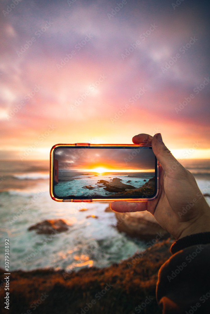 Fototapeta premium Amazing Sunset through the Phone