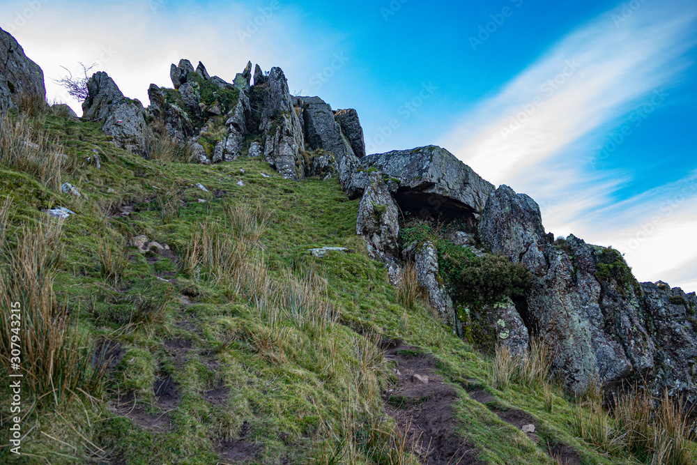 Monte Adarra, piedras, rocas y prados.
