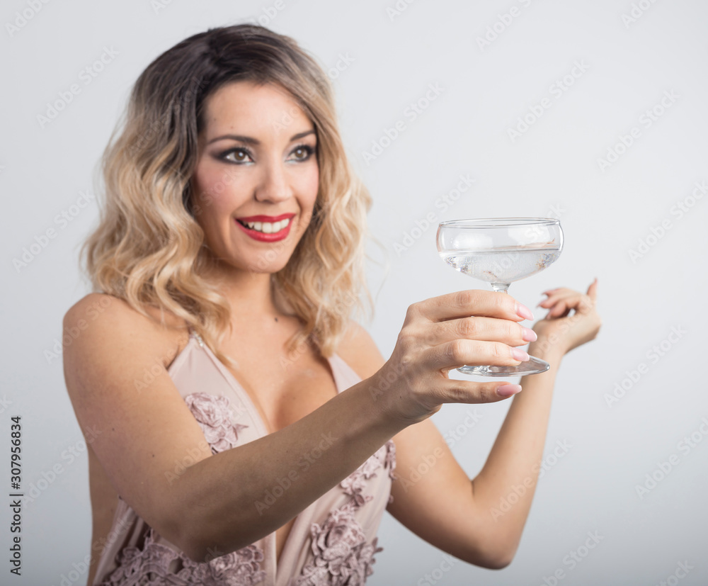 Mujer feliz brindando Mujer feliz brindando