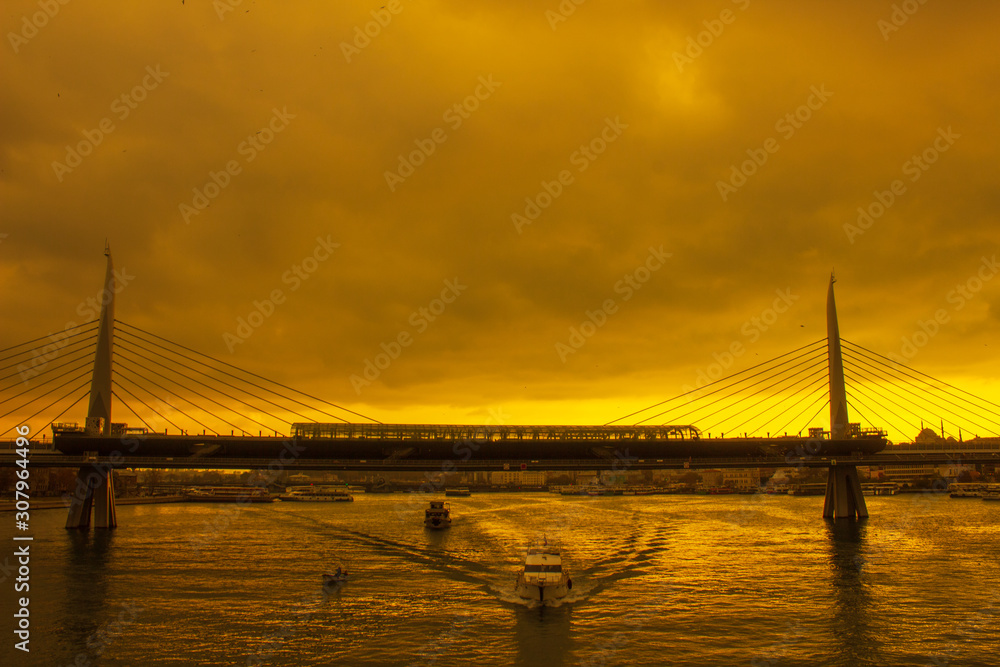 Obraz premium skyline of istanbul and modern bridge