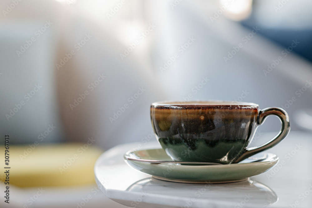 Obraz premium Hot latte coffee placed on the table