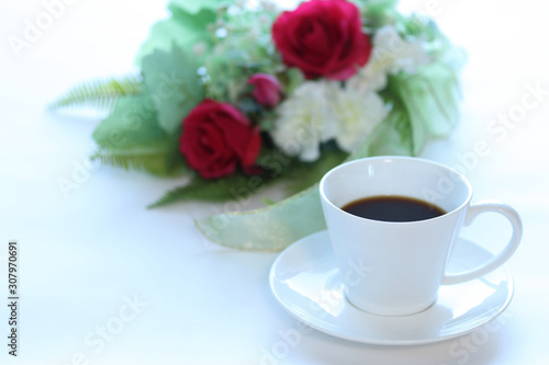 コーヒーと赤いバラのスワッグ