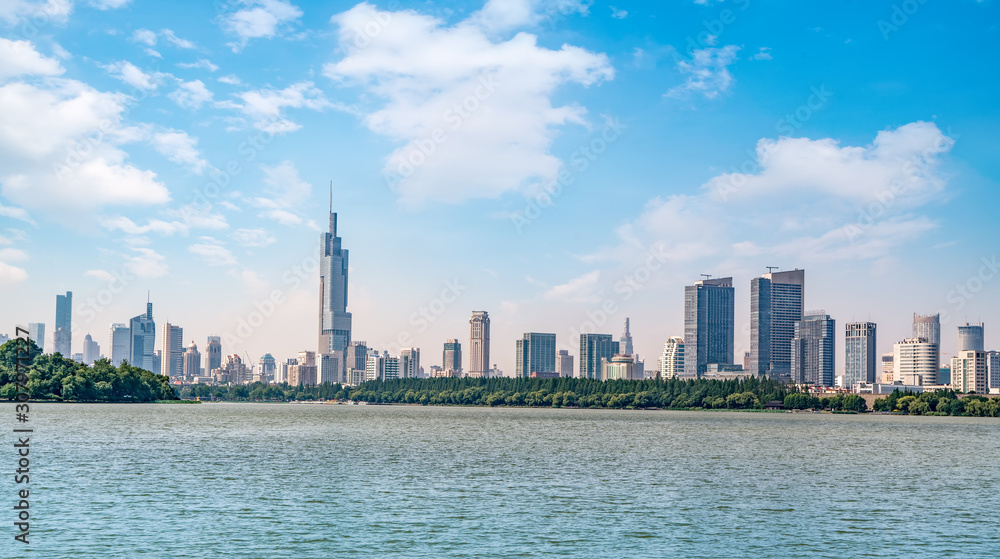 Obraz premium Nanjing Lake Park and Urban Architecture Landscape Skyline