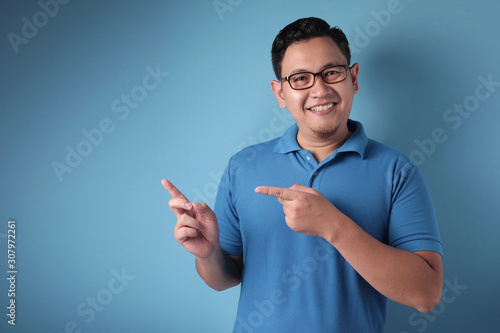 Fotografia Asian Man Presenting Something on His Side with Copy Space