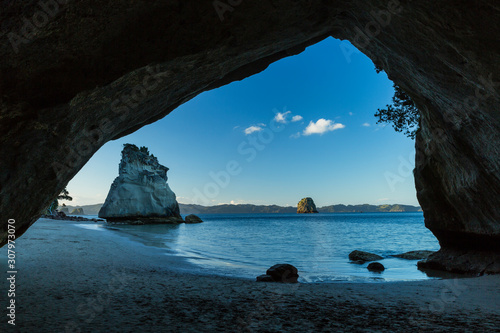 ニュージーランド コロマンデル半島のカセドラル・コーブの岩のトンネルとビーチにそびえ立つ岩