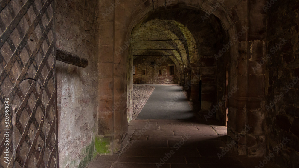 Interior de un castillo medieval de piedra