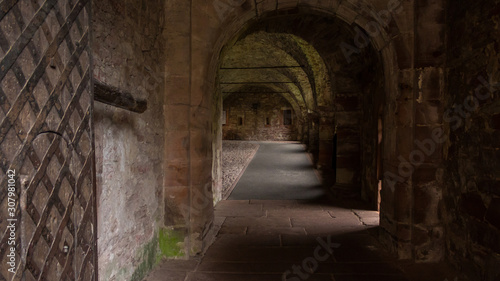 Interior de un castillo medieval de piedra