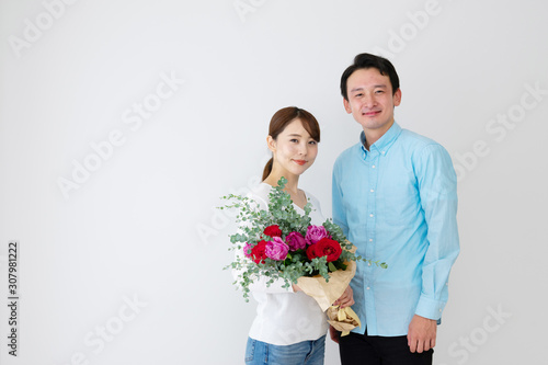 花束を贈る夫婦