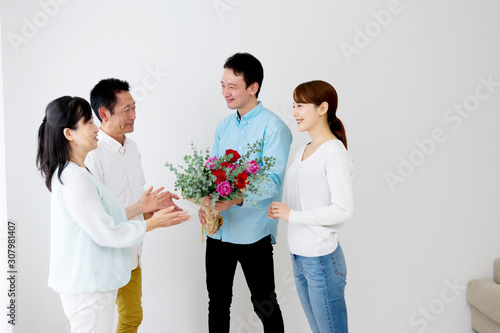 親に花束を贈る夫婦