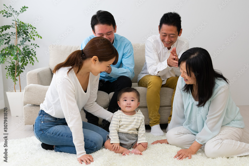 泣いている子供をあやす家族