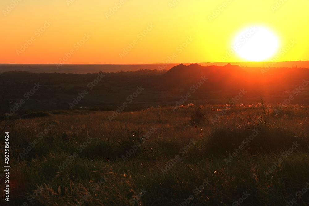 Obraz premium The red sun sets over the horizon.