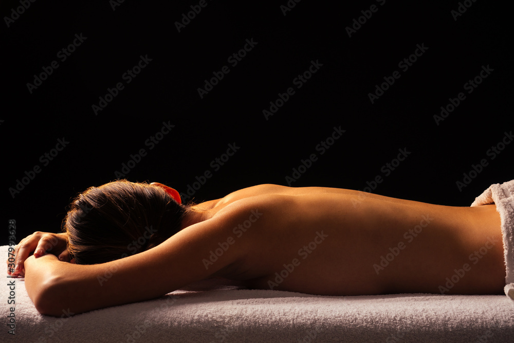 Obraz premium close-up masseur hands doing back massage to female client in spa center