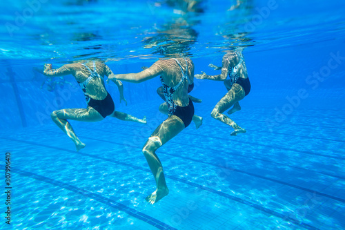 фотографія Girls Synchronized Dance Underwater Closeup Action