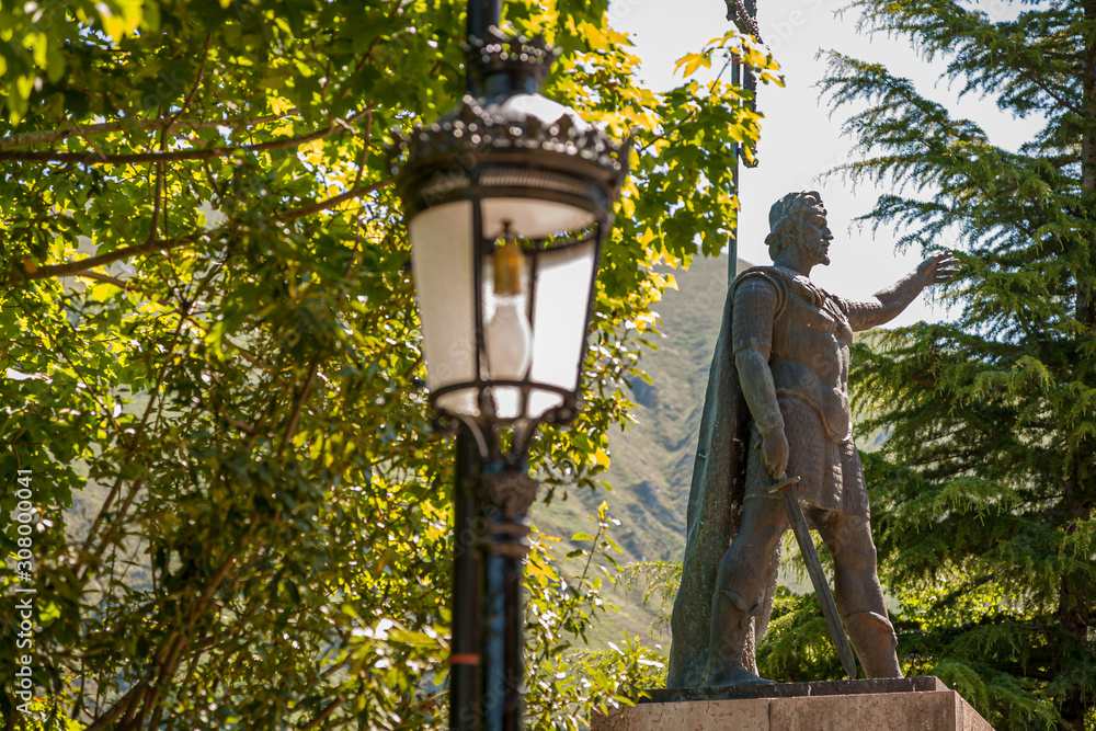 Φωτογραφία Statue of King Pelayo in the Temple of Covadonga, founder of the monarchy in Asturias