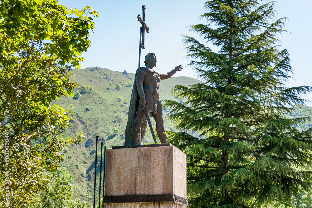 Φωτογραφία Statue of King Pelayo in the Temple of Covadonga, founder of the monarchy in Asturias