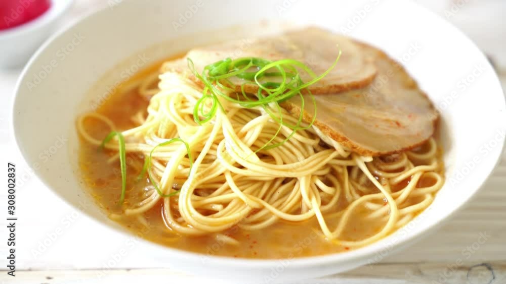 tonkotsu ramen noodles with chaashu pork tonkotsu ramen noodles with chaashu pork