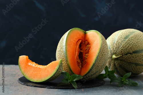 frutta fresca melone o cantalupo su sfondo scuro photo