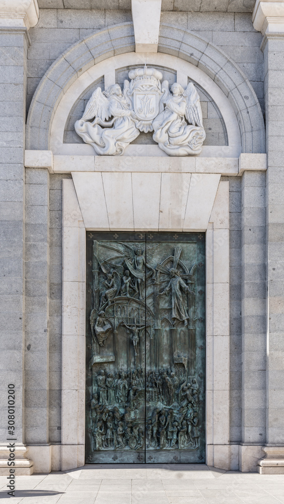 portal con puerta decorada a base de dinujos en relieve
