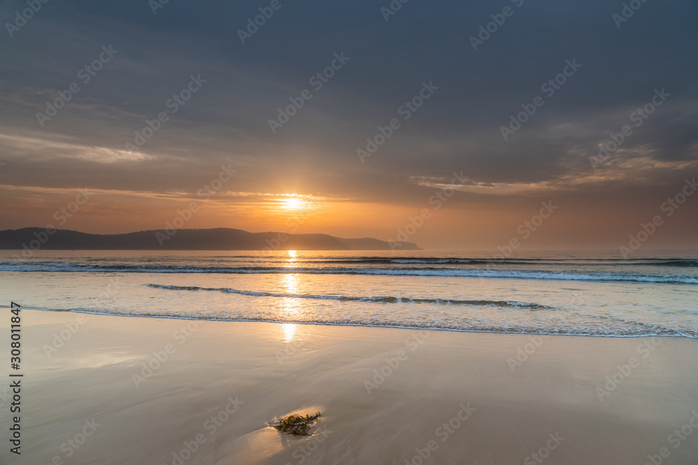Obraz premium Clouds and Smoke Haze Sunrise Seascape