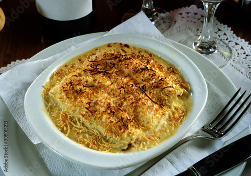 Un plato de Canelones con queso, gratinados al horno.
