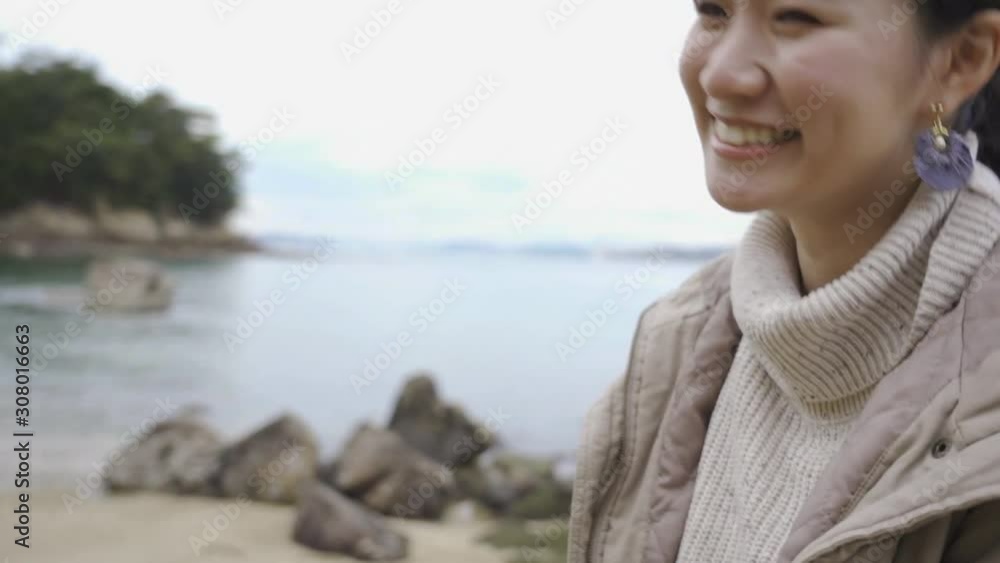 海の見える場所にいる女性 海の見える場所にいる女性