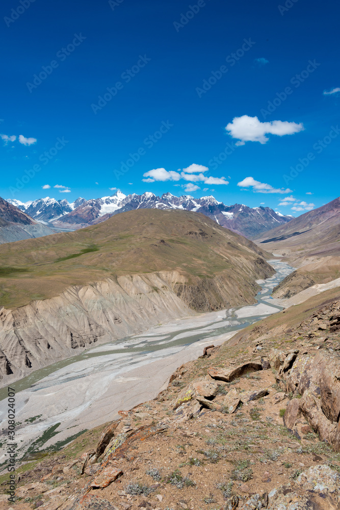 Fototapeta premium Himachal Pradesh, India - Sep 04 2019 - Beautiful scenic view from Chandra Taal (Moon Lake) in Lahaul and Spiti, Himachal Pradesh, India.