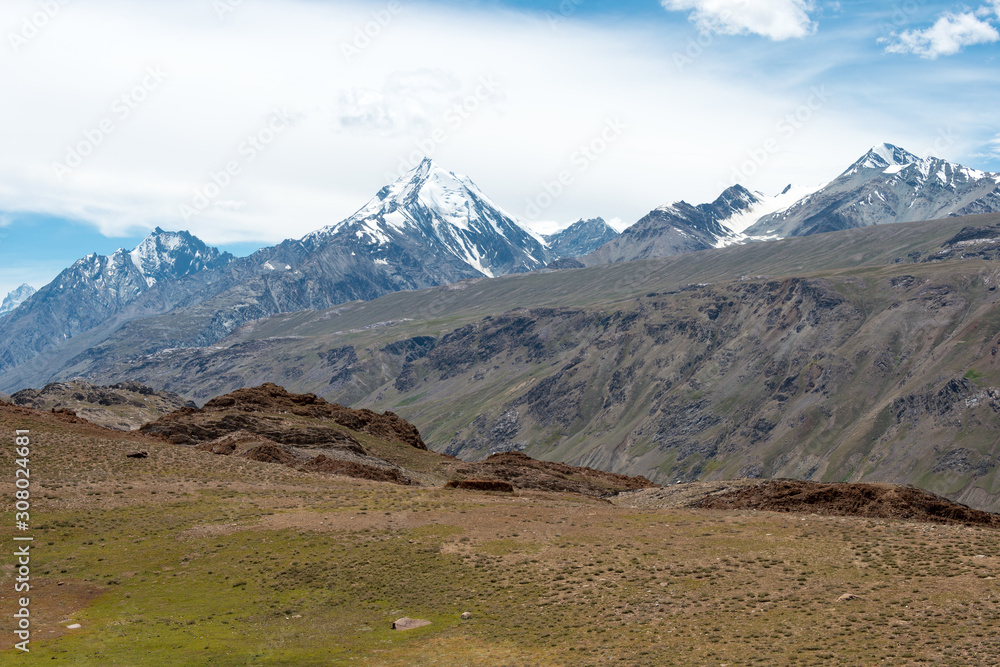 Obraz premium Himachal Pradesh, India - Sep 04 2019 - Beautiful scenic view from Chandra Taal (Moon Lake) in Lahaul and Spiti, Himachal Pradesh, India.