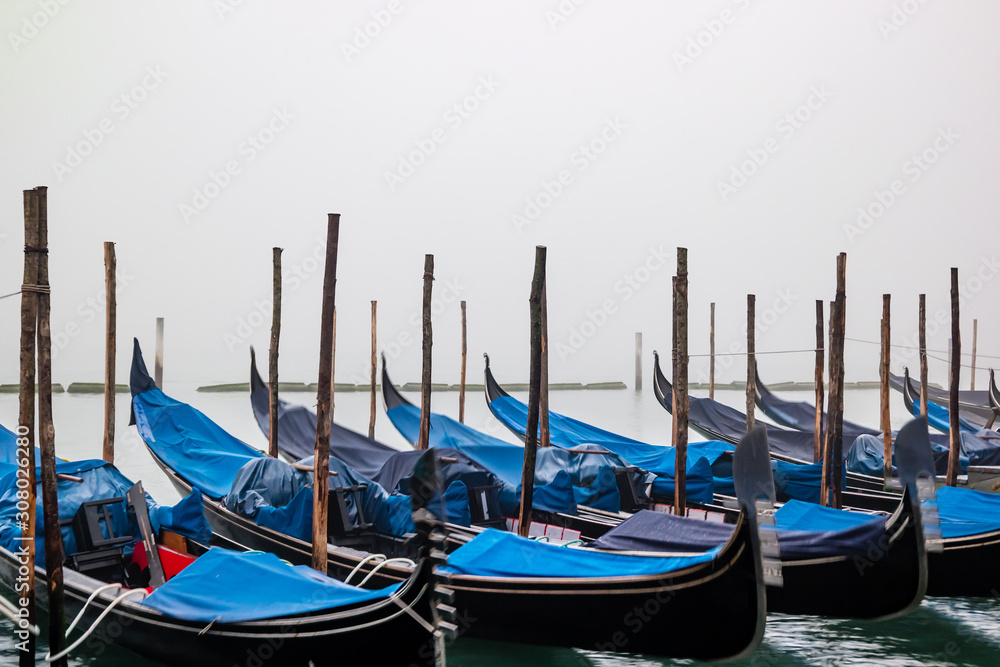 Fototapeta premium Mystical foggy early morning in Venice, Italy