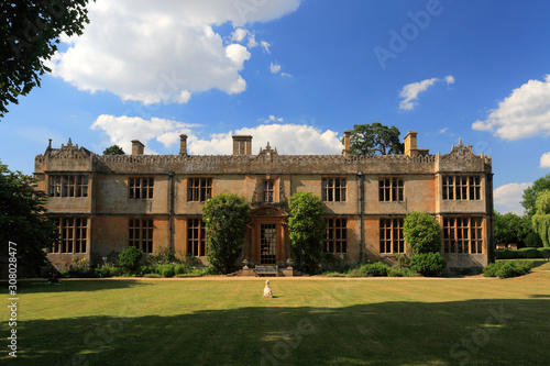 Φωτογραφία Summer view of Stanway House and gardens, Stanway village, Gloucestershire, Cots