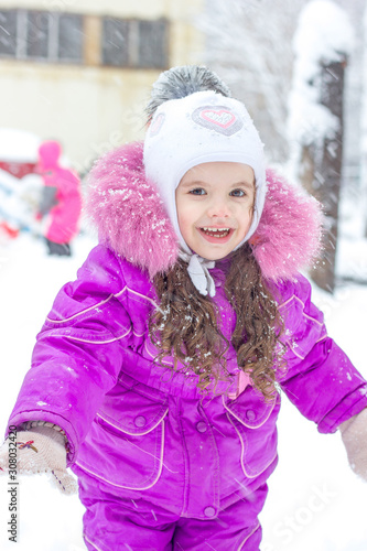 Winter activity - little gi...