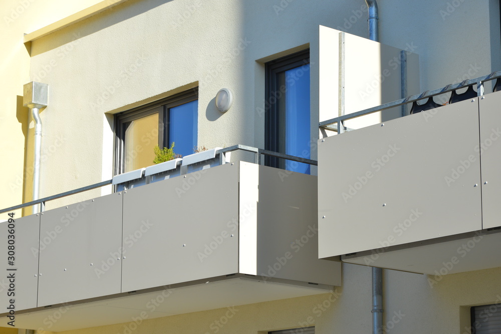 Moderner Balkon mit Metall-Geländer und Kunststoff-Sichtschutz, Fenster und  Blumenkübeleinsätze am Geländer Stock-Foto | Adobe Stock