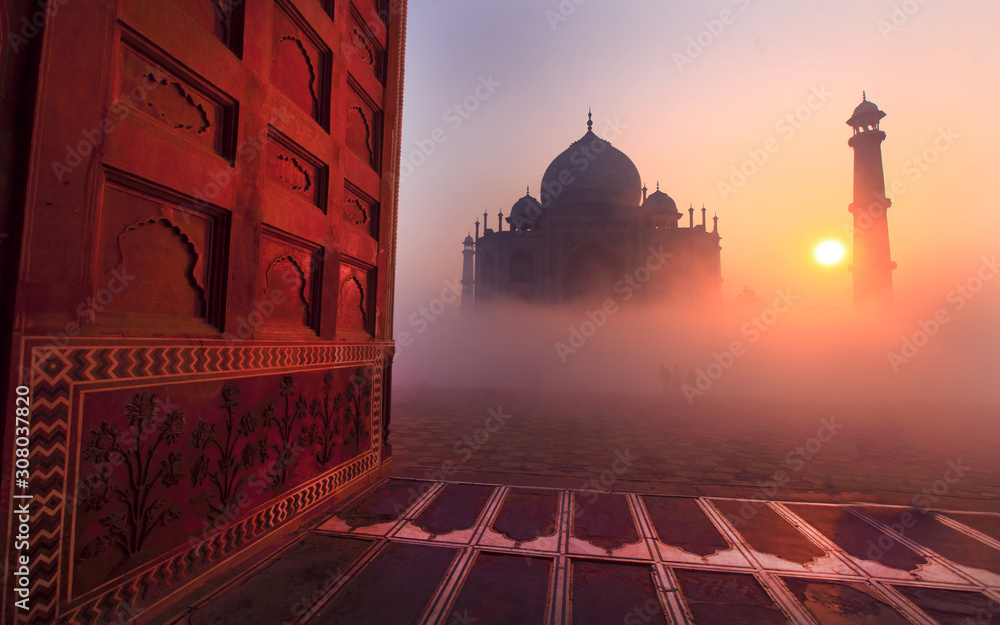 Obraz premium Taj Mahal at sunrise