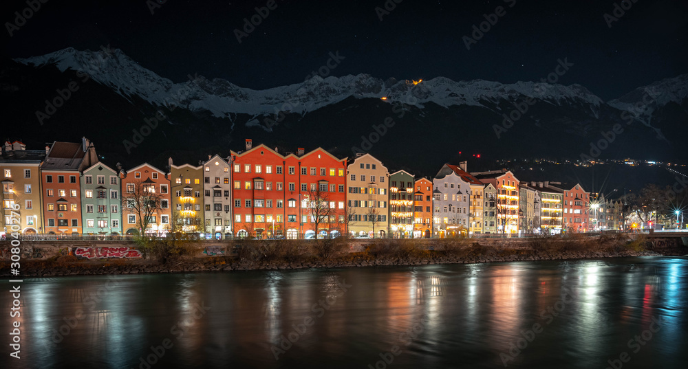 Innsbruck, bunte Häuserzeile Mariahilf mit verschneiter Nordkette im Hintergrund