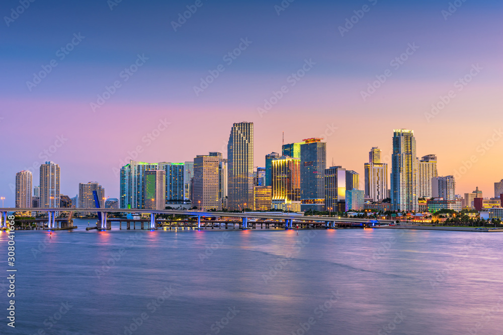 Naklejka premium Miami, Floryda, USA Skyline w Bisayne Bay