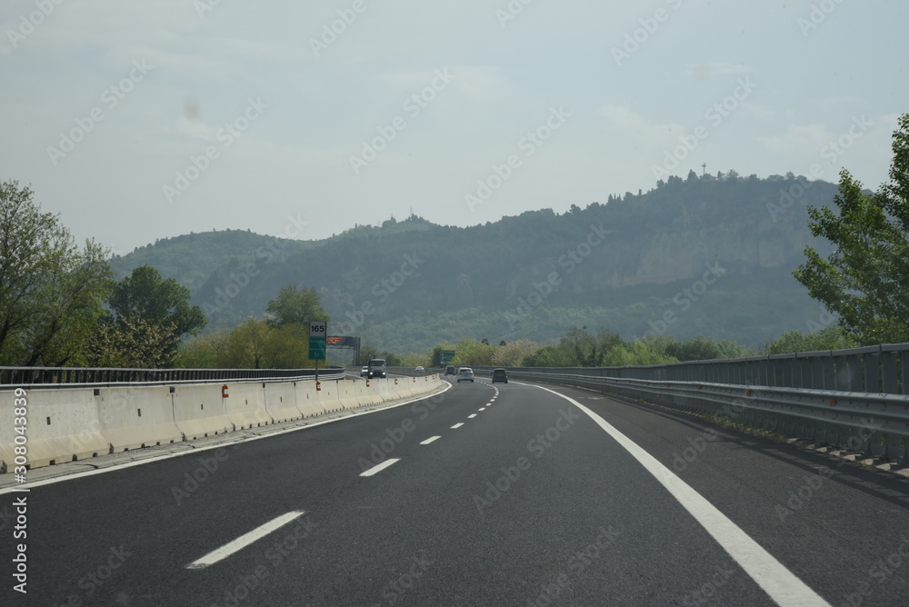 Naklejka premium Highway Travel by Morning with Cloudy Sky