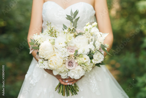 Obraz na płótnie Bridal morning details. Wedding beautiful bouquet in the hands of the bride, selectoin focus w salonie