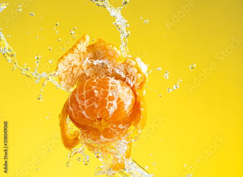 Obraz na płótnie tangerine is almost peeled with a spray of water hanging