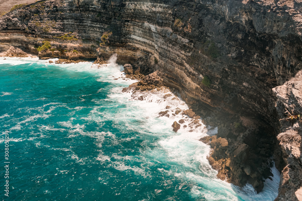 Jolie falaise avec l'eau de l'océan turquoise à Bali Stock Photo | Adobe  Stock
