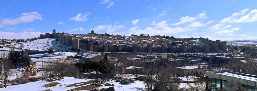Ávila y su muralla nevada el 10 de febrero de 2018.