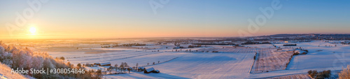 Panoramic view at a scenics winter landscape at sunset © Lars Johansson