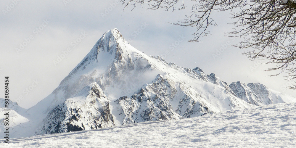 Blick zu einem schneebedeckten Berg im Zillertal in Tirol als Panorama- und Hintergrundbild