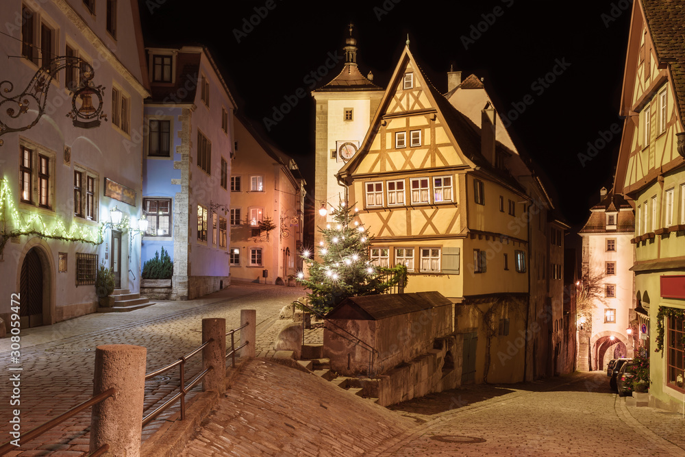 Weihnachtliche Beleuchtung in Rothenburg ob der Tauber bei Nacht, Deutschland	
