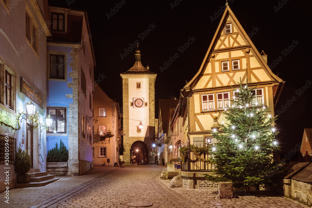 Weihnachtliche Beleuchtung in Rothenburg ob der Tauber bei Nacht, Deutschland	